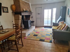 TV, fireplace - Cottage Sleeps 2 - Free Parking, Pet Friendly (Montauriol)