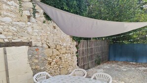 Outdoor dining - Cottage Sleeps 2- Pet Friendly, WiFi, Free Parking (Montauriol)