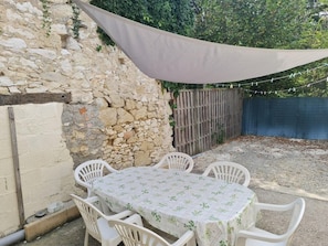Outdoor dining - Cottage Sleeps 2 - Free Parking, Pet Friendly (Montauriol)