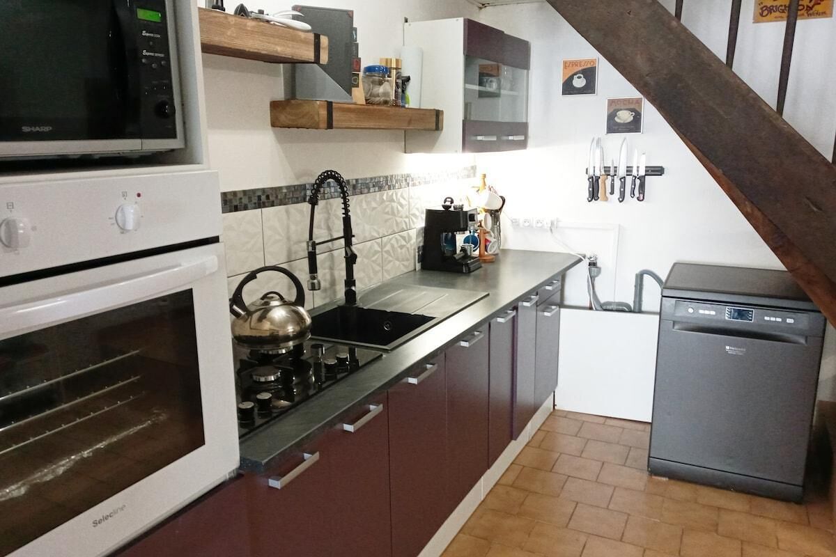Wasserkocher mit Kaffee-/Teezubehör, Kühlschrank, Mikrowelle, Ofen