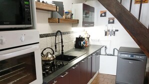 Coffee/tea maker, fridge, microwave, oven - Cottage Sleeps 2- Pet Friendly, WiFi, Free Parking (Montauriol)