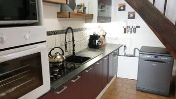 Wasserkocher mit Kaffee-/Teezubehör, Kühlschrank, Mikrowelle, Ofen