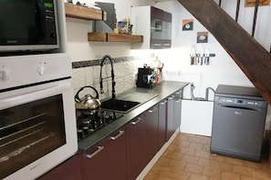 Coffee/tea maker, fridge, microwave, oven - Cottage Sleeps 2 - Free Parking, Pet Friendly (Montauriol)