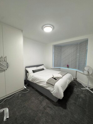 Iron/ironing board, WiFi, bed sheets - Near Heathrow - Studio - WiFi - Parking - Sleeps 2 (Uxbridge)