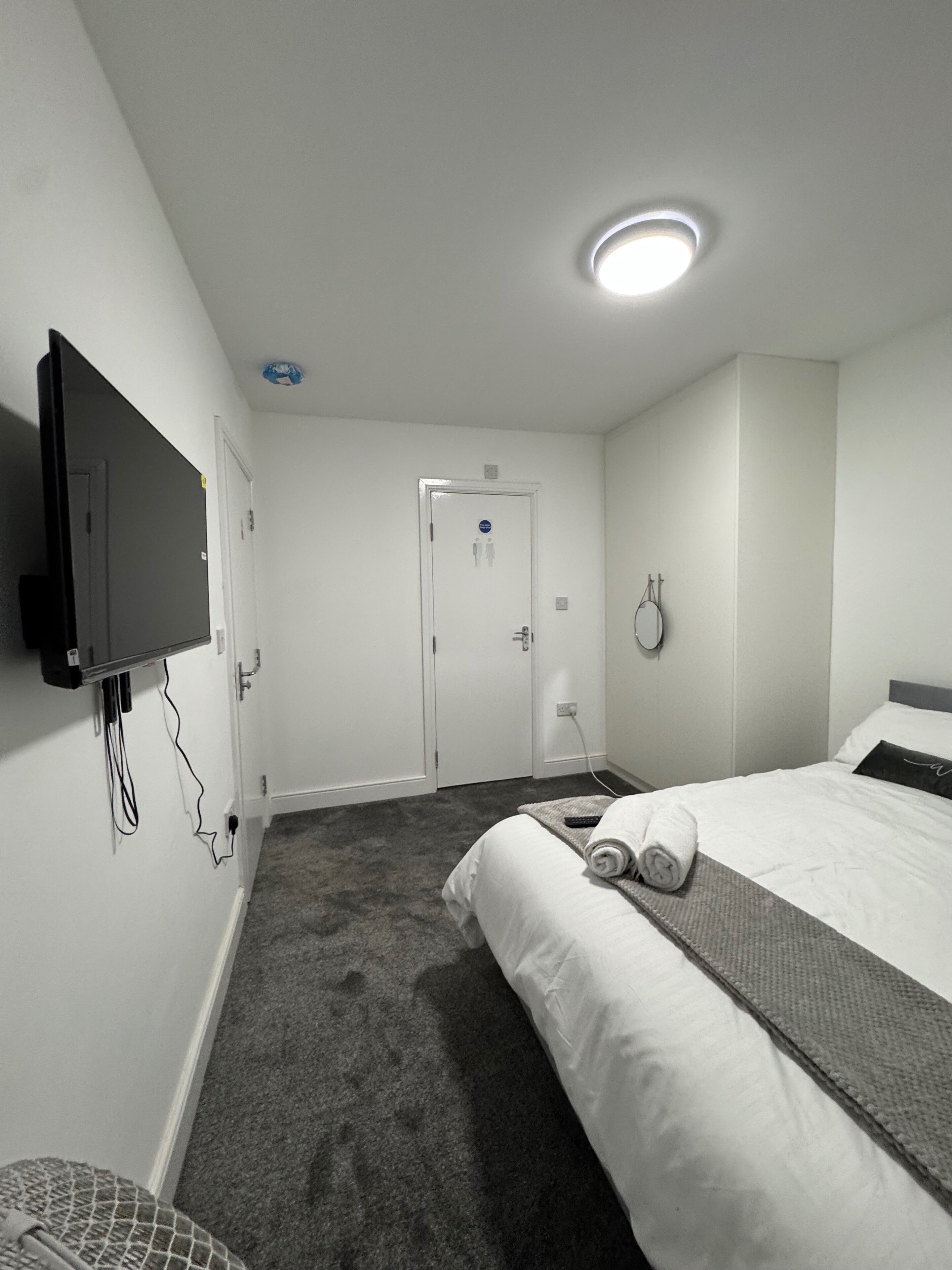 Een strijkplank/strijkijzer, wifi, beddengoed