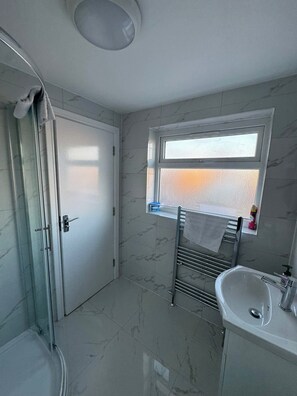 Shower, hair dryer, towels - Near Heathrow - Studio - WiFi - Parking - Sleeps 2 (Uxbridge)