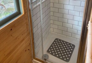 Shower, towels - Riverside Shepherds Hut in Newtown Wales (Newtown)