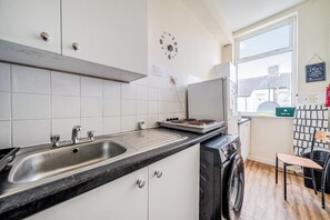 Een koelkast, een microgolfoven, een oven, een broodrooster