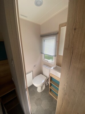 Bathroom - Coworth Deluxe Cabin with Garden (Carnforth)