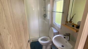 Een douche, handdoeken
