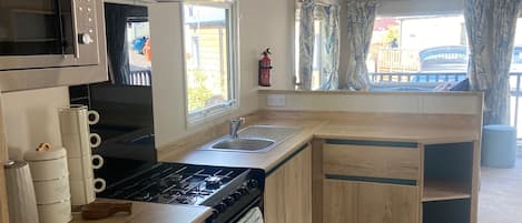 Frigorifero, microonde, forno, piano cottura