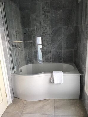 Bathroom - Beautiful Garden Double Room with private Access (Newry)