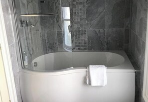 Een douche, handdoeken
