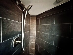 Hair dryer, towels, shampoo, toilet paper - Penhouse Loft LargeTerrace2-bedroom Kitchen Seaside  HPU&Cruise  8 person (Honolulu)