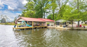 Exterior - Waterfront, w/covered boat slip, screened gazebo, kayaks, slide w/swim area (Hot Springs)