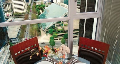 Vancouver | Urban Group Retreat | Walkable + Sauna | 2BR
