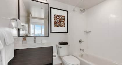 Vancouver | Urban Group Retreat | Walkable + Sauna | 2BR