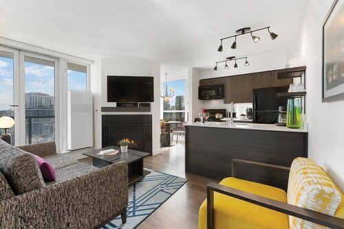 Vancouver | Urban Group Retreat | Walkable + Sauna | 2BR
