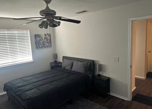 Private master bedroom with private bath in a house near austin airport