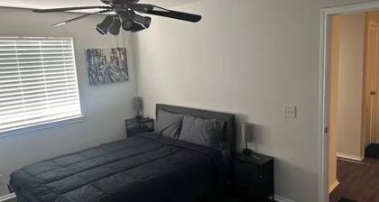 Private master bedroom with private bath in a house near austin airport