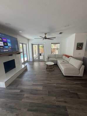 Living area - Peaceful 3-bedroom house with AC in sunny Tampa (Tampa)