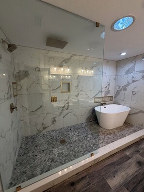 Dusche, Haartrockner, Handtücher, Seife
