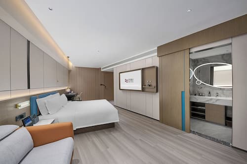 Executive Suite, City View | Desk, laptop workspace, blackout curtains, soundproofing