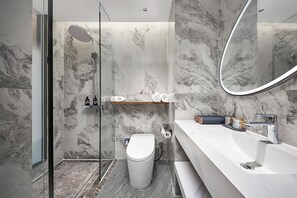 Amenidades de baño gratuitas, secadora de cabello, pantuflas, toallas 