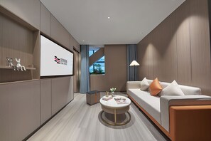 Business Suite, City View | Desk, laptop workspace, blackout drapes, soundproofing