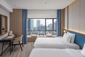 Habitación de lujo con 2 camas individuales, vista a la ciudad | Escritorio, espacio para trabajar con laptop y cortinas blackout 