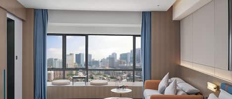 Suite ejecutiva, vistas a la ciudad | Escritorio, espacio para trabajar con un portátil, cortinas opacas