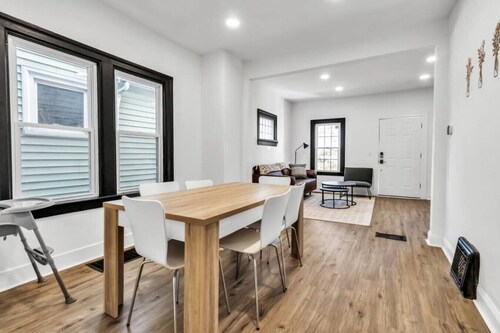 Stylish 4BR Home l Mins to Falls & All Attractions