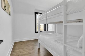 4 Schlafzimmer, Schreibtisch, Bügeleisen/Bügelbrett, Reisekinderbett