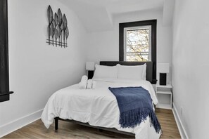 4 slaapkamers, een bureau, een strijkplank/strijkijzer, reisbedje