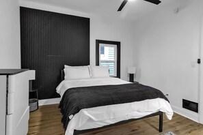 4 habitaciones, escritorio y tabla de planchar con plancha 