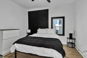 4 habitaciones, escritorio y tabla de planchar con plancha 