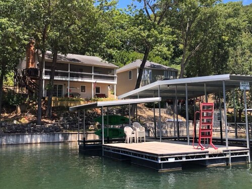 Great family retreat! Lakefront, 4bed/2Ba, quiet cove & private dock.