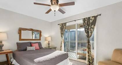 Great family retreat! Lakefront, 4bed/2Ba, quiet cove & private dock.