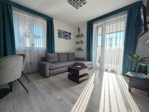 TV - Holiday apartment with pool and air conditioning (Balatonlelle)