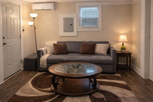 Walk to Churchill Downs Derby Week Private Cottage Sleeps 4-6