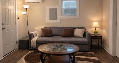 Walk to Churchill Downs Derby Week Private Cottage Sleeps 4-6