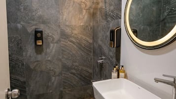 Deluxe Room | Bathroom | Shower, free toiletries, towels, toilet paper