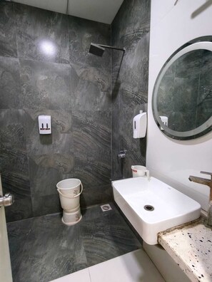 Deluxe Room | Bathroom - Hotel VD Rooms Althan (Surat)