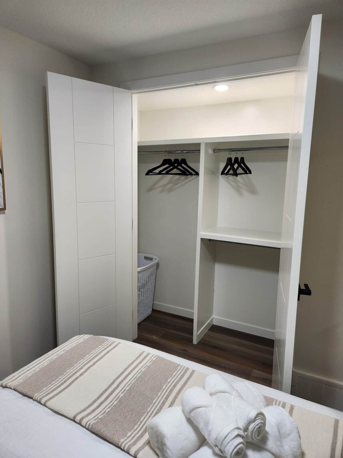 Tabla de planchar con plancha, wifi y ropa de cama 