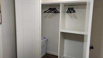 Tabla de planchar con plancha, wifi y ropa de cama