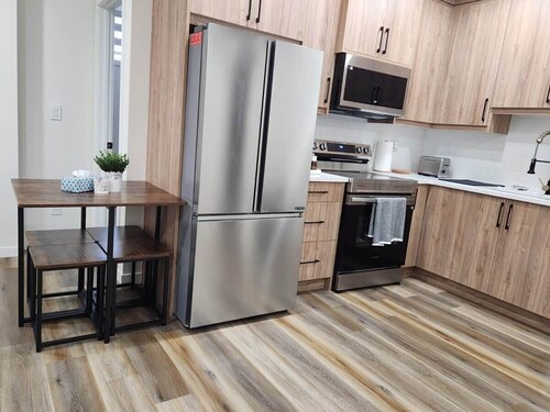 Modern 2BR | Private Suite | Close to Banff | UofC