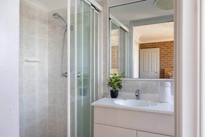 Bathroom - Bella Vista 1 - 2 Bedroom Apartment Ocean Views (Mollymook)
