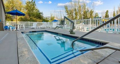 Wolf Creek | Romantic Ski Retreat | Pool + Ski