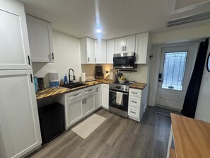 Private kitchen - Private 1 bedroom 1 bathroom guest apt, full kitchen, private driveway/entrance (Tampa)
