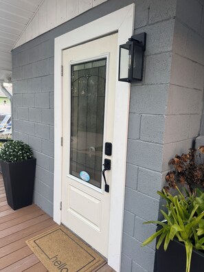 Exterior detail - Private 1 bedroom 1 bathroom guest apt, full kitchen, private driveway/entrance (Tampa)